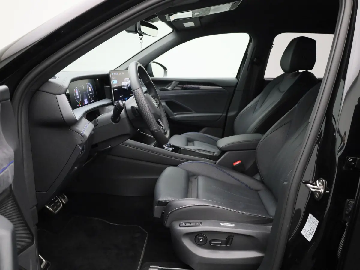 1.5 eHybrid R-Line Edition 204 PK| Leder Interieur | Stoelventilatie | Stoelverwarming | Elektrische Voorstoelen Met Geheugen | Achteruitrijcamera | Dodehoekdetectie
