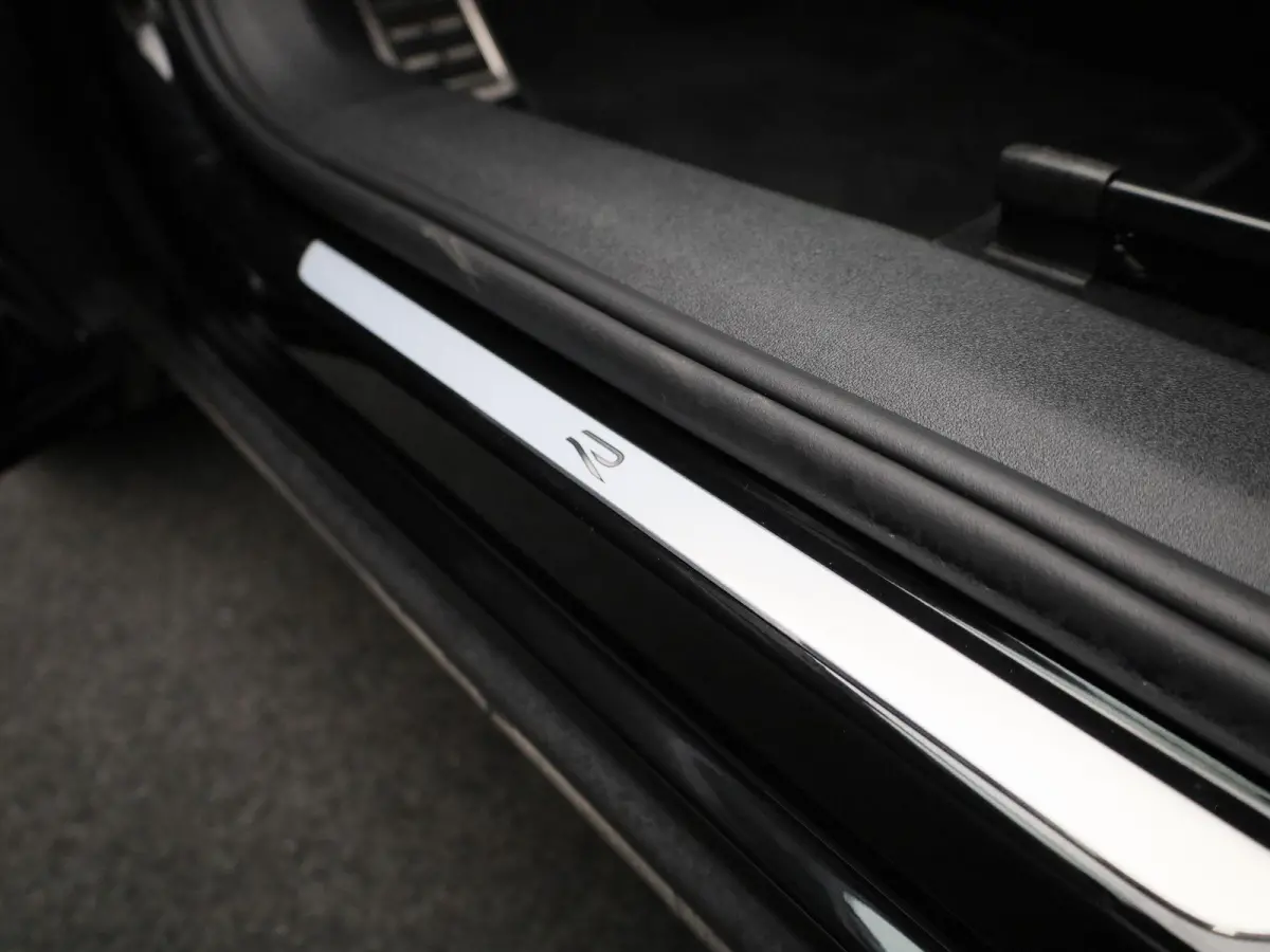 1.5 eHybrid R-Line Edition 204 PK| Leder Interieur | Stoelventilatie | Stoelverwarming | Elektrische Voorstoelen Met Geheugen | Achteruitrijcamera | Dodehoekdetectie