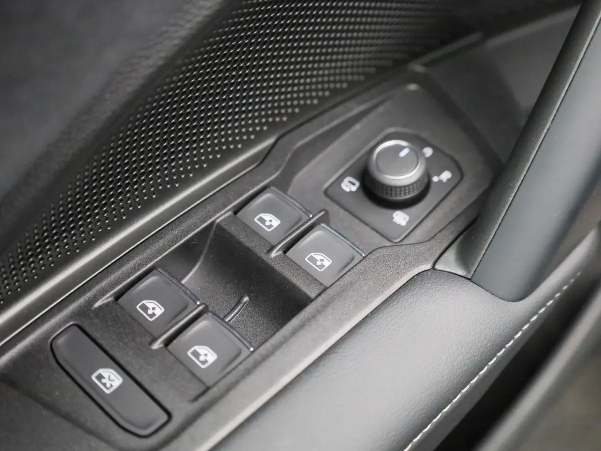 1.5 eHybrid R-Line Edition 204 PK| Leder Interieur | Stoelventilatie | Stoelverwarming | Elektrische Voorstoelen Met Geheugen | Achteruitrijcamera | Dodehoekdetectie