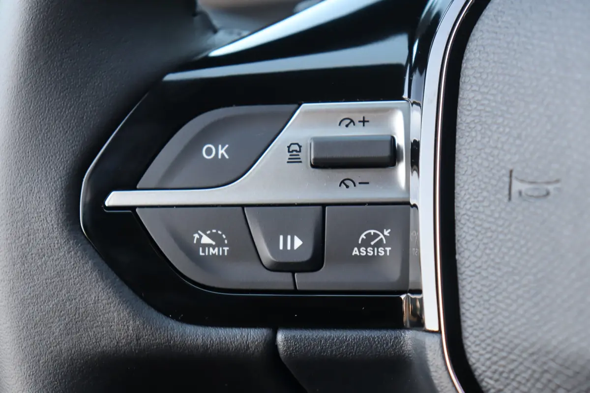 1.2 HYBRID 145PK ALLURE AUTOMAAT / NAVI / LEDER / CLIMA / PDC / 17" LMV / CAMERA / KEYLESS / FULL-LED / 8 JAAR GARANTIE / BLUETOOTH / ADAPT. CRUISECONTROL !!
