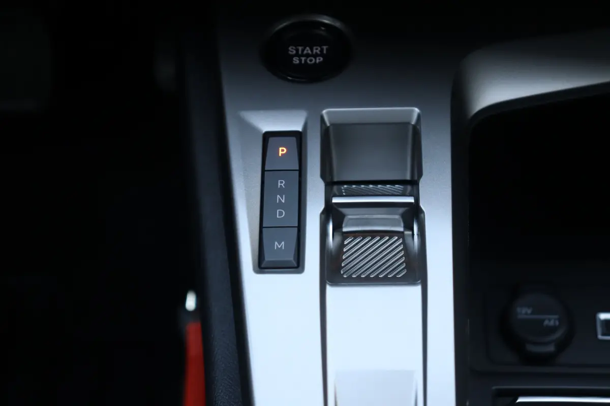 1.2 HYBRID 145PK ALLURE AUTOMAAT / NAVI / LEDER / CLIMA / PDC / 17" LMV / CAMERA / KEYLESS / FULL-LED / 8 JAAR GARANTIE / BLUETOOTH / ADAPT. CRUISECONTROL !!