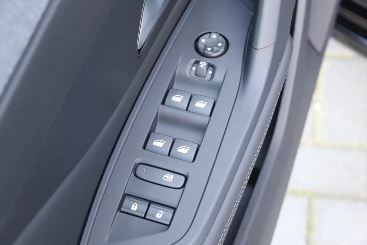 1.2 HYBRID 145PK ALLURE AUTOMAAT / NAVI / LEDER / CLIMA / PDC / 17" LMV / CAMERA / KEYLESS / FULL-LED / 8 JAAR GARANTIE / BLUETOOTH / ADAPT. CRUISECONTROL !!