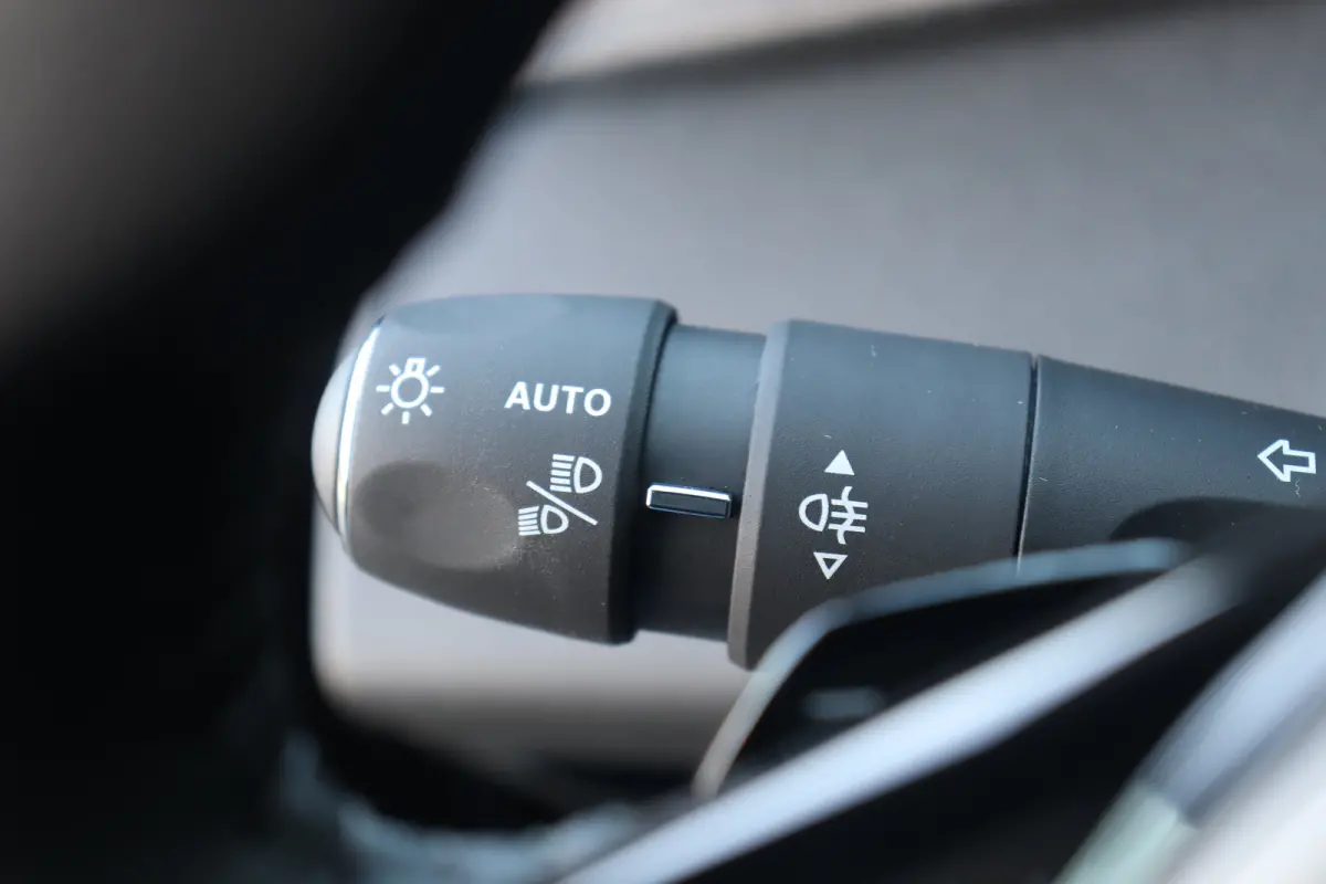 1.2 HYBRID 145PK ALLURE AUTOMAAT / NAVI / LEDER / CLIMA / PDC / 17" LMV / CAMERA / KEYLESS / FULL-LED / 8 JAAR GARANTIE / BLUETOOTH / ADAPT. CRUISECONTROL !!