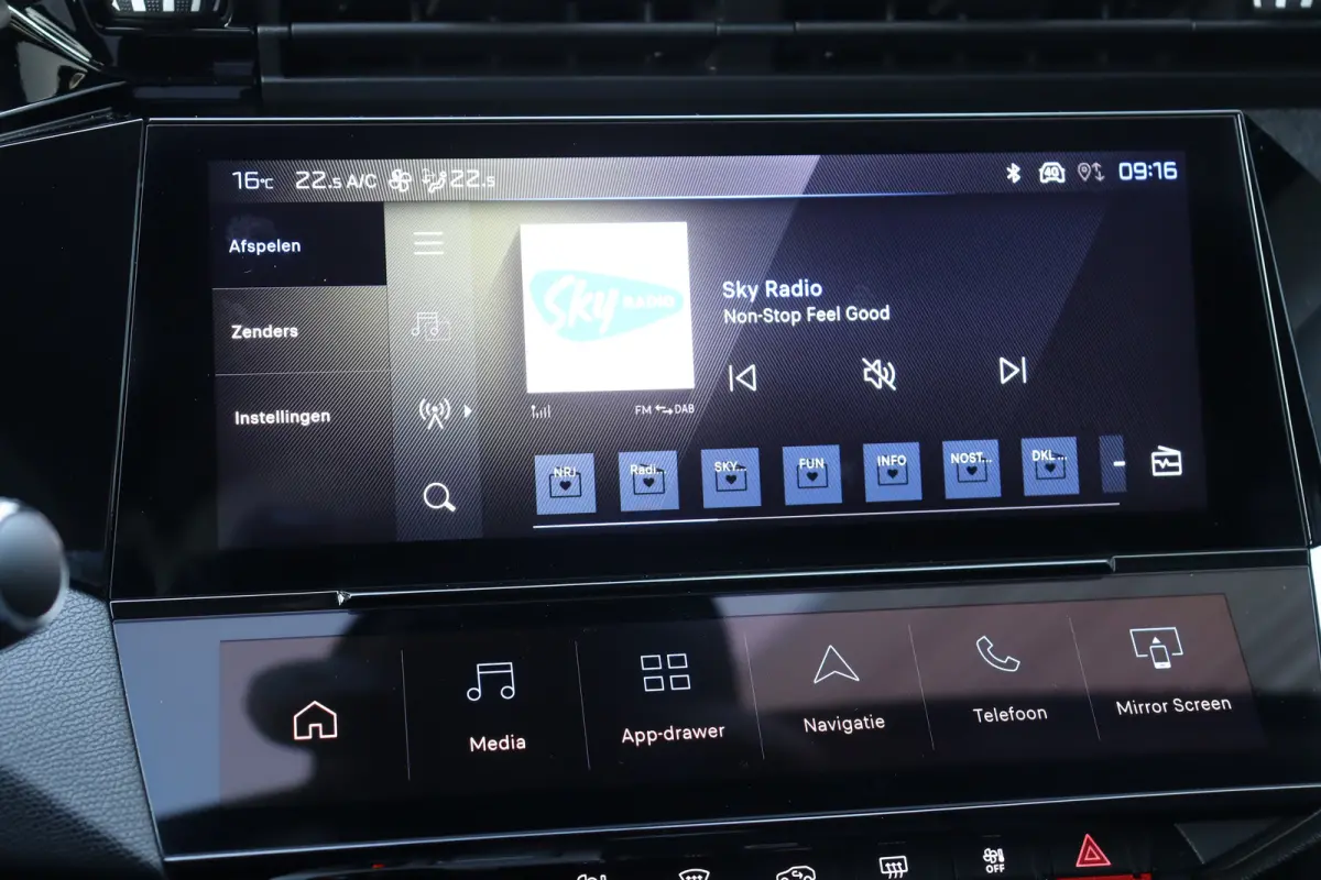 1.2 HYBRID 145PK ALLURE AUTOMAAT / NAVI / LEDER / CLIMA / PDC / 17" LMV / CAMERA / KEYLESS / FULL-LED / 8 JAAR GARANTIE / BLUETOOTH / ADAPT. CRUISECONTROL !!