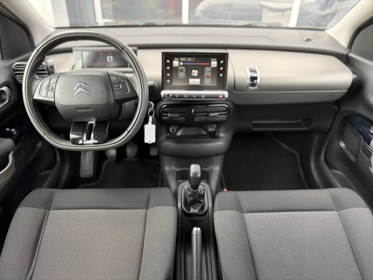 1.2 PureTech Feel 82pk | Airco | Bluetooth | Cruise control | Isofix bevestiging voor kinderzitjes | LED dagrijverlichting | Parkeersensor achter | Zeer nette auto!