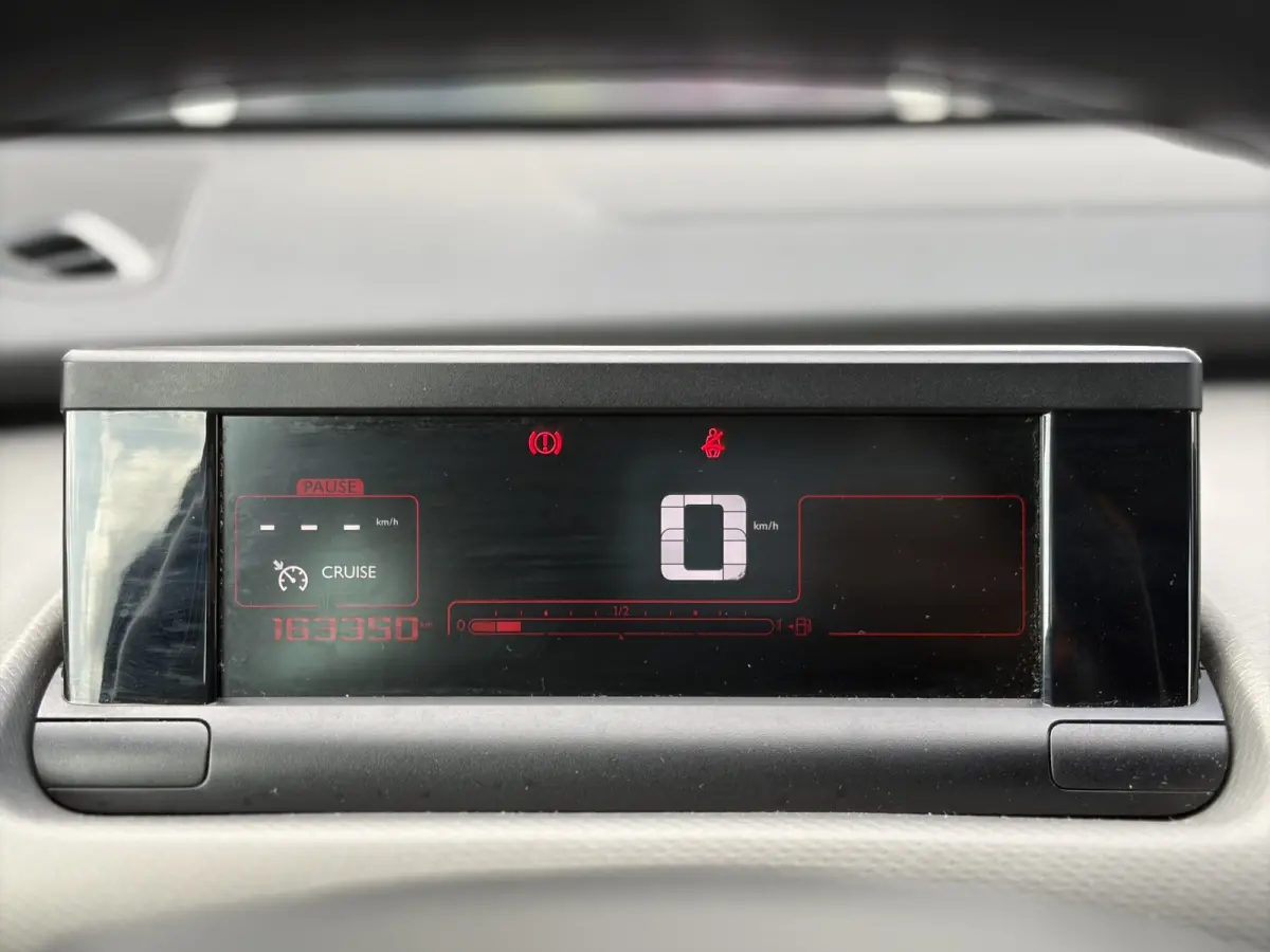 1.2 PureTech Feel 82pk | Airco | Bluetooth | Cruise control | Isofix bevestiging voor kinderzitjes | LED dagrijverlichting | Parkeersensor achter | Zeer nette auto!