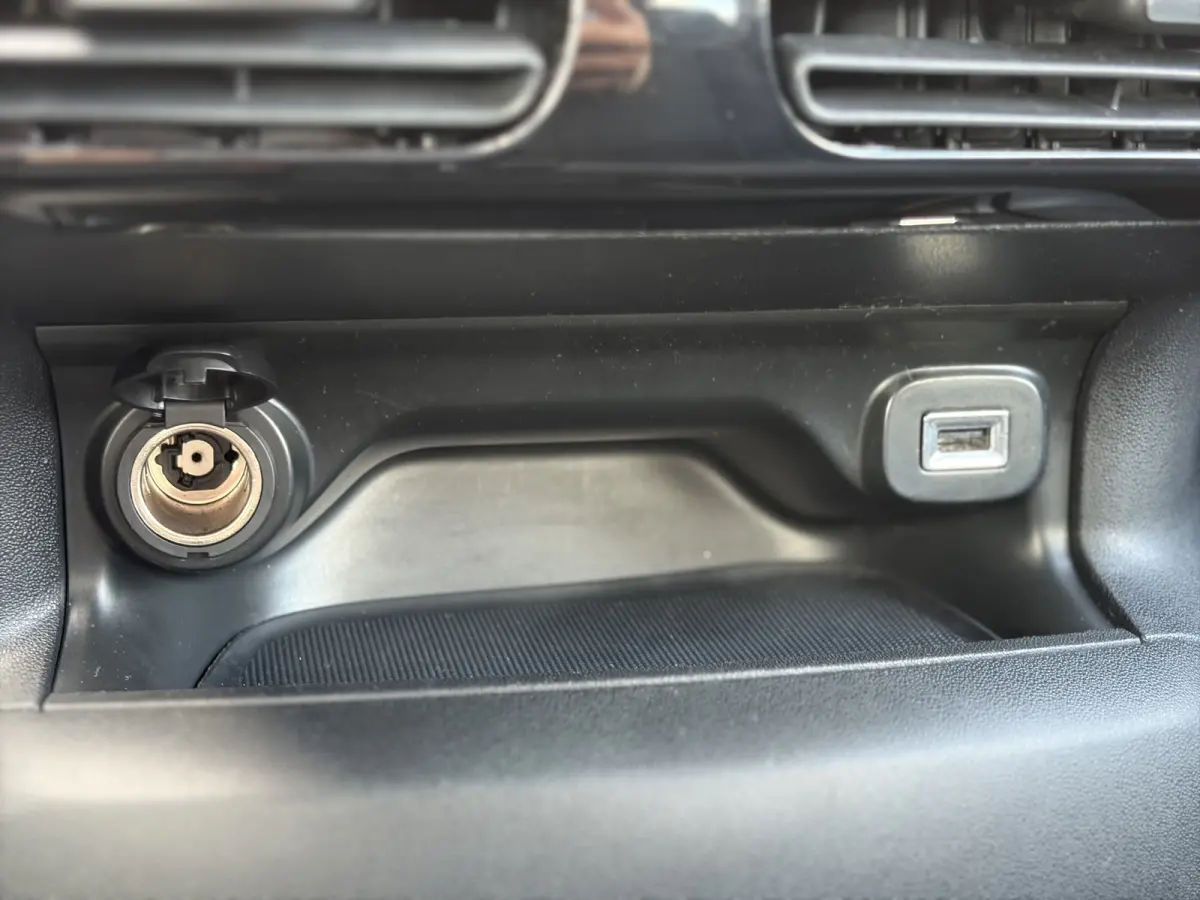 1.2 PureTech Feel 82pk | Airco | Bluetooth | Cruise control | Isofix bevestiging voor kinderzitjes | LED dagrijverlichting | Parkeersensor achter | Zeer nette auto!