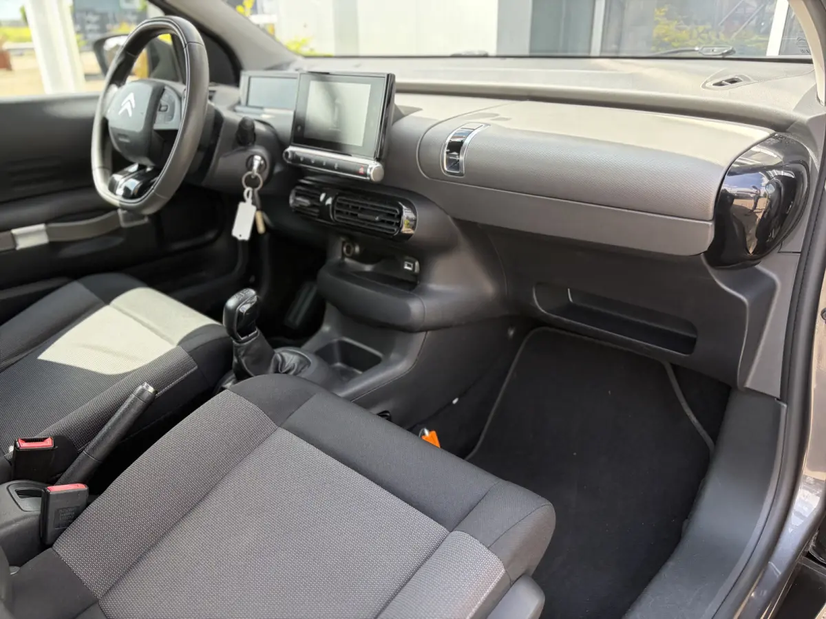 1.2 PureTech Feel 82pk | Airco | Bluetooth | Cruise control | Isofix bevestiging voor kinderzitjes | LED dagrijverlichting | Parkeersensor achter | Zeer nette auto!