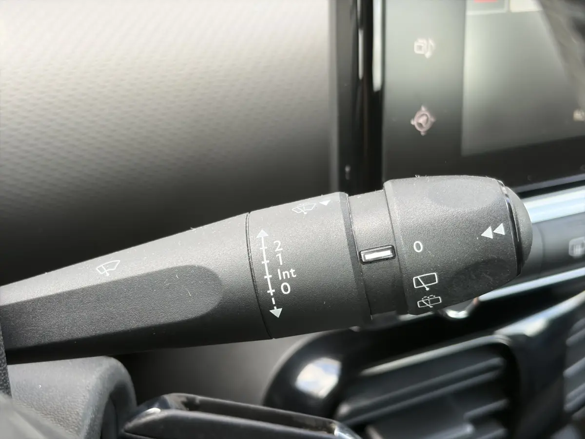 1.2 PureTech Feel 82pk | Airco | Bluetooth | Cruise control | Isofix bevestiging voor kinderzitjes | LED dagrijverlichting | Parkeersensor achter | Zeer nette auto!
