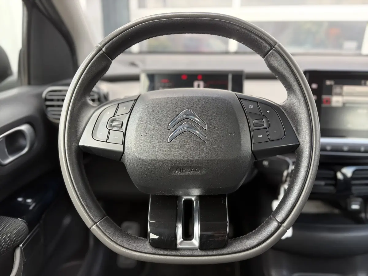 1.2 PureTech Feel 82pk | Airco | Bluetooth | Cruise control | Isofix bevestiging voor kinderzitjes | LED dagrijverlichting | Parkeersensor achter | Zeer nette auto!