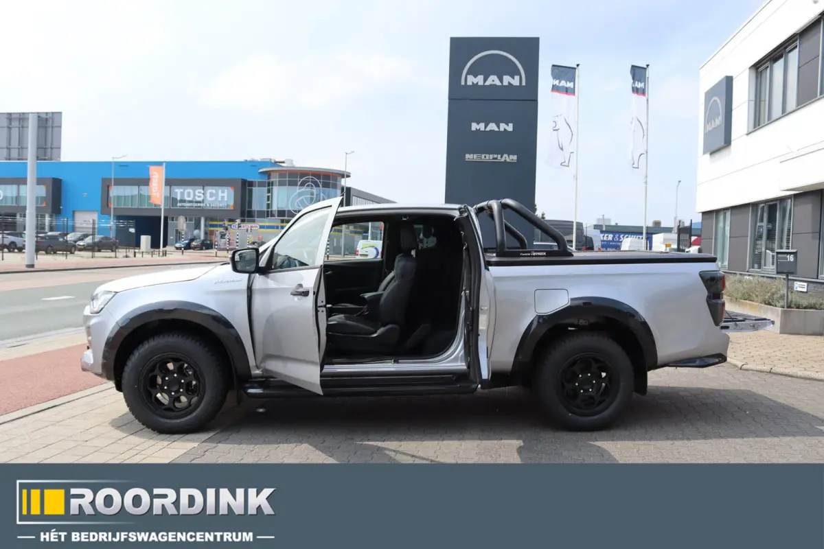 1.9 V-Cross Zwart LM met Terrain band 3500 kg Trekhaak Rollbar