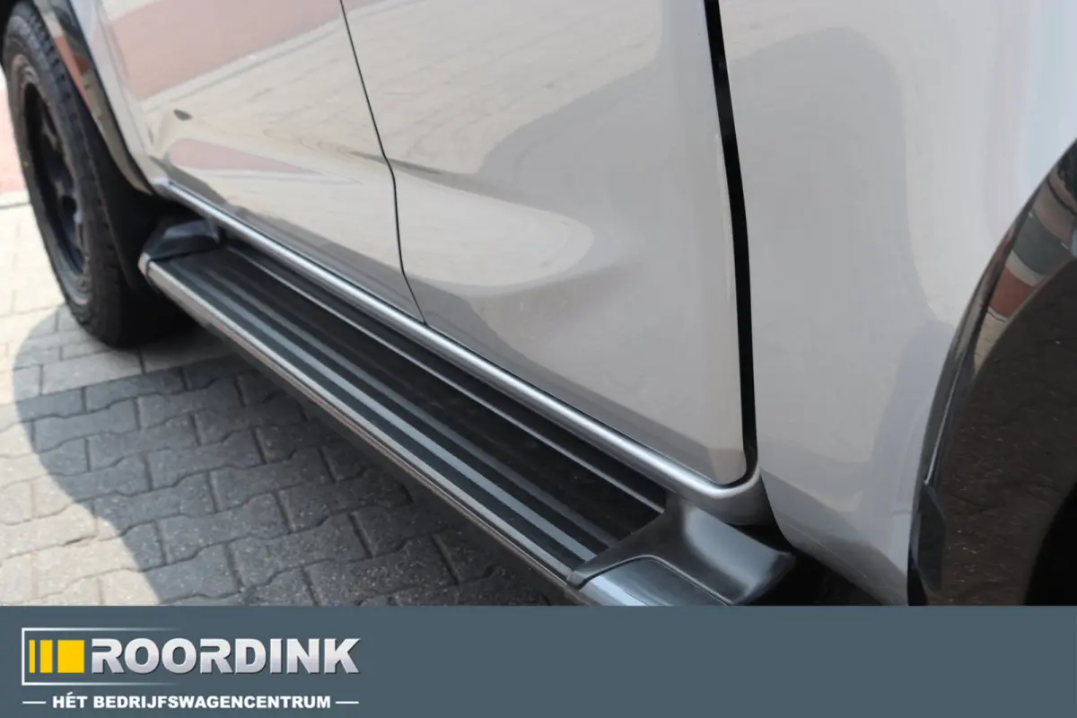 1.9 V-Cross Zwart LM met Terrain band 3500 kg Trekhaak Rollbar