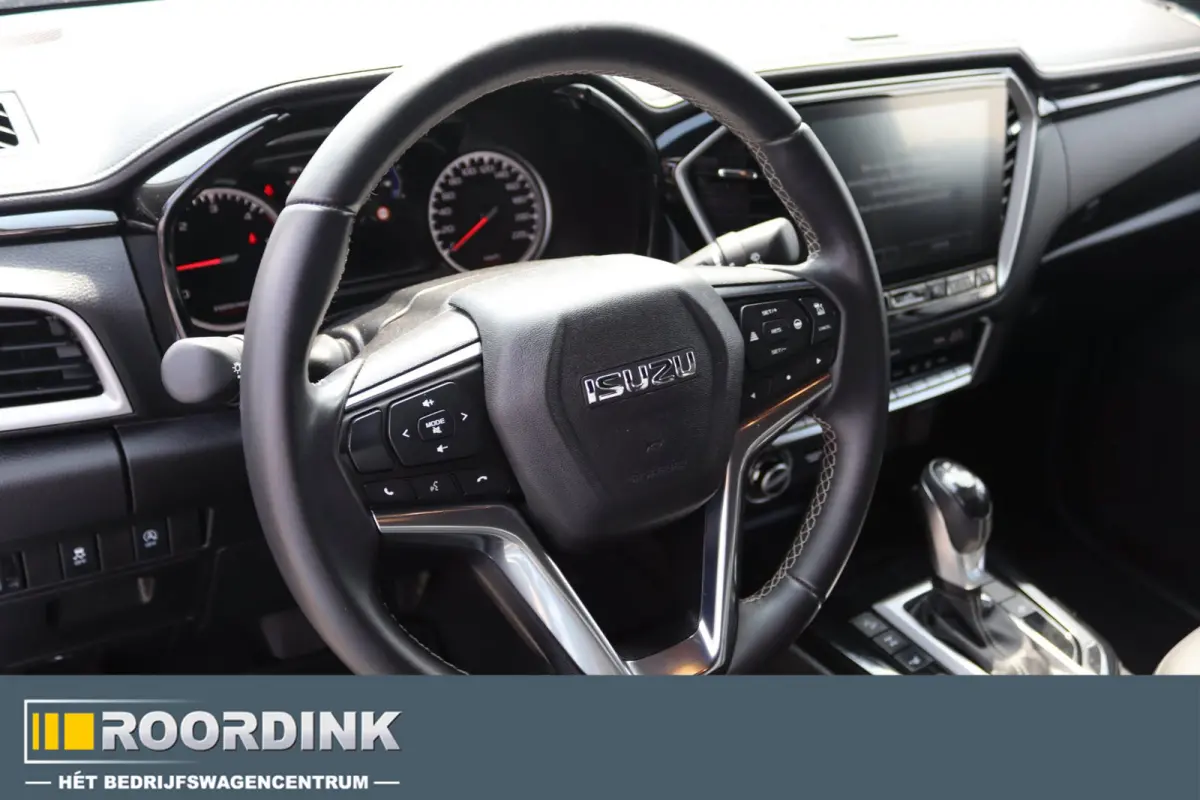 1.9 V-Cross Zwart LM met Terrain band 3500 kg Trekhaak Rollbar