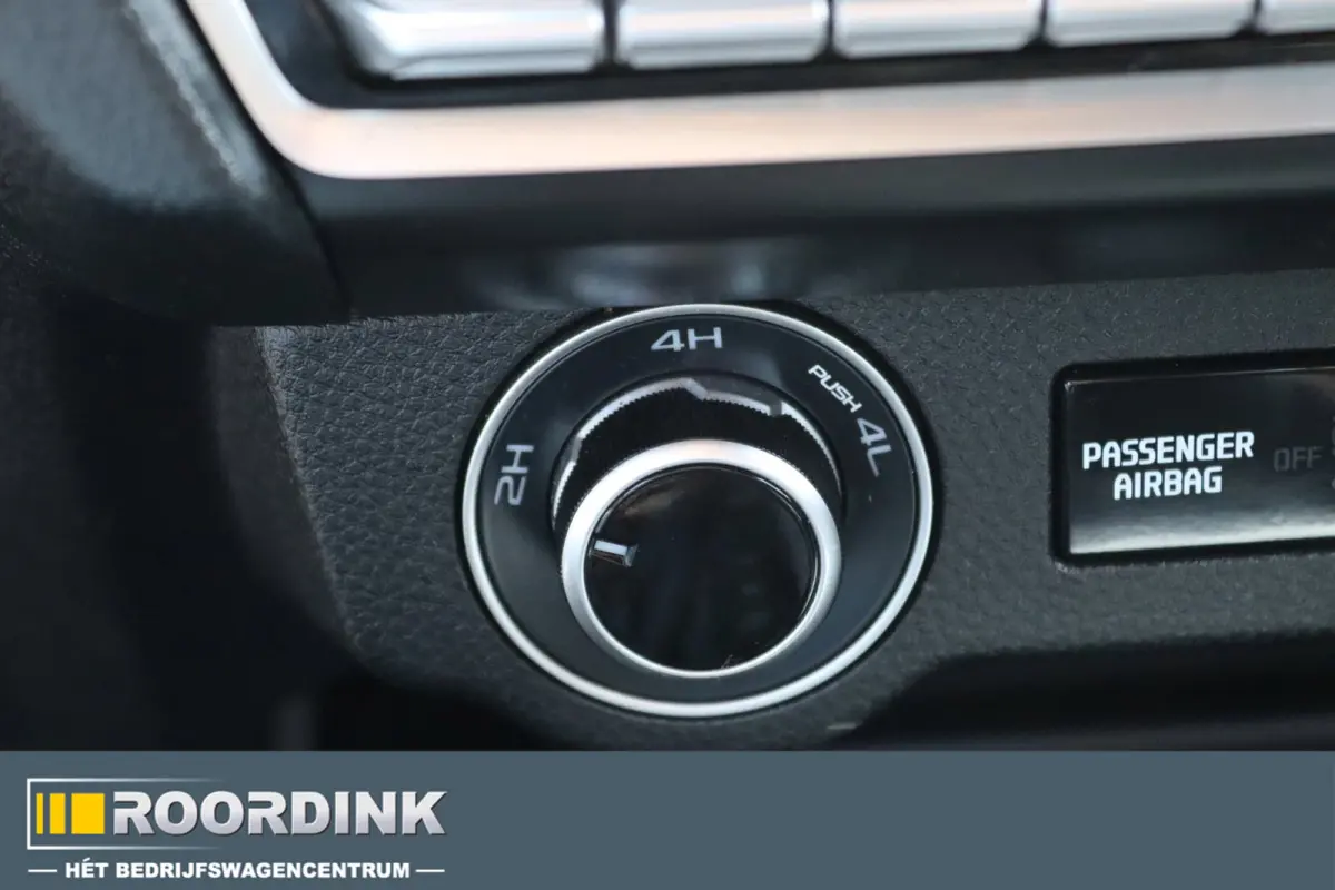 1.9 V-Cross Zwart LM met Terrain band 3500 kg Trekhaak Rollbar