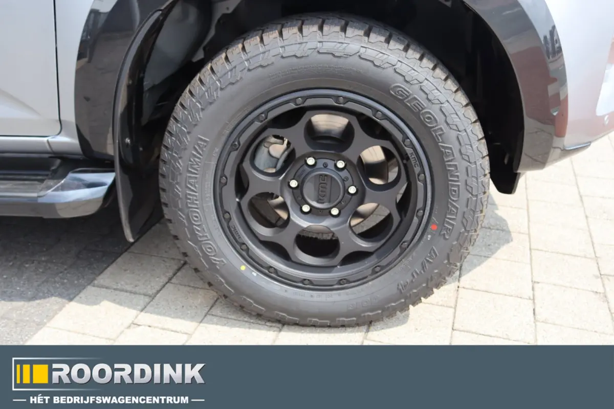 1.9 V-Cross Zwart LM met Terrain band 3500 kg Trekhaak Rollbar