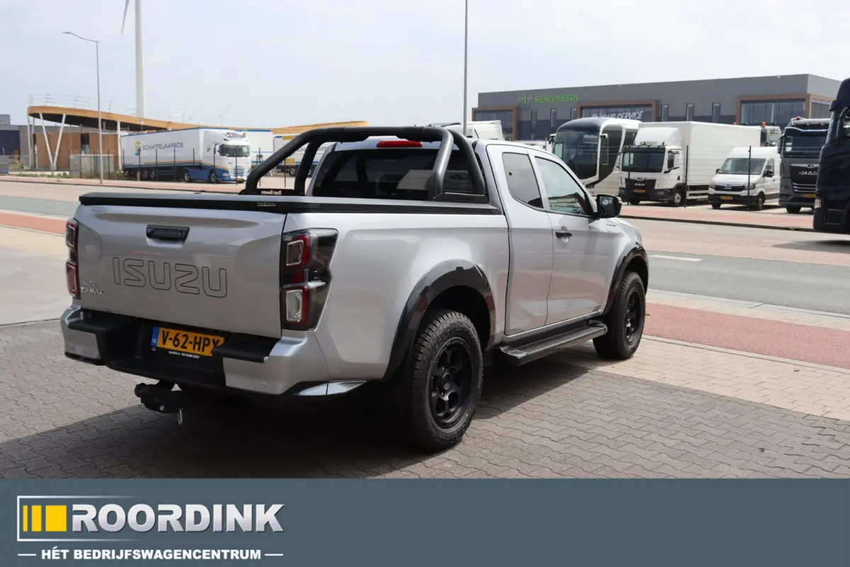1.9 V-Cross Zwart LM met Terrain band 3500 kg Trekhaak Rollbar