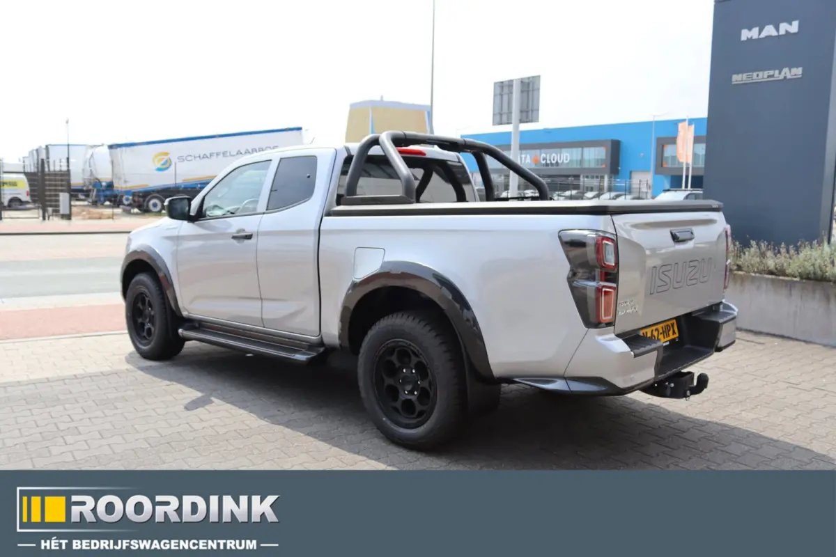 1.9 V-Cross Zwart LM met Terrain band 3500 kg Trekhaak Rollbar