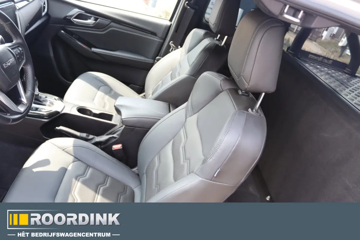 1.9 V-Cross Zwart LM met Terrain band 3500 kg Trekhaak Rollbar