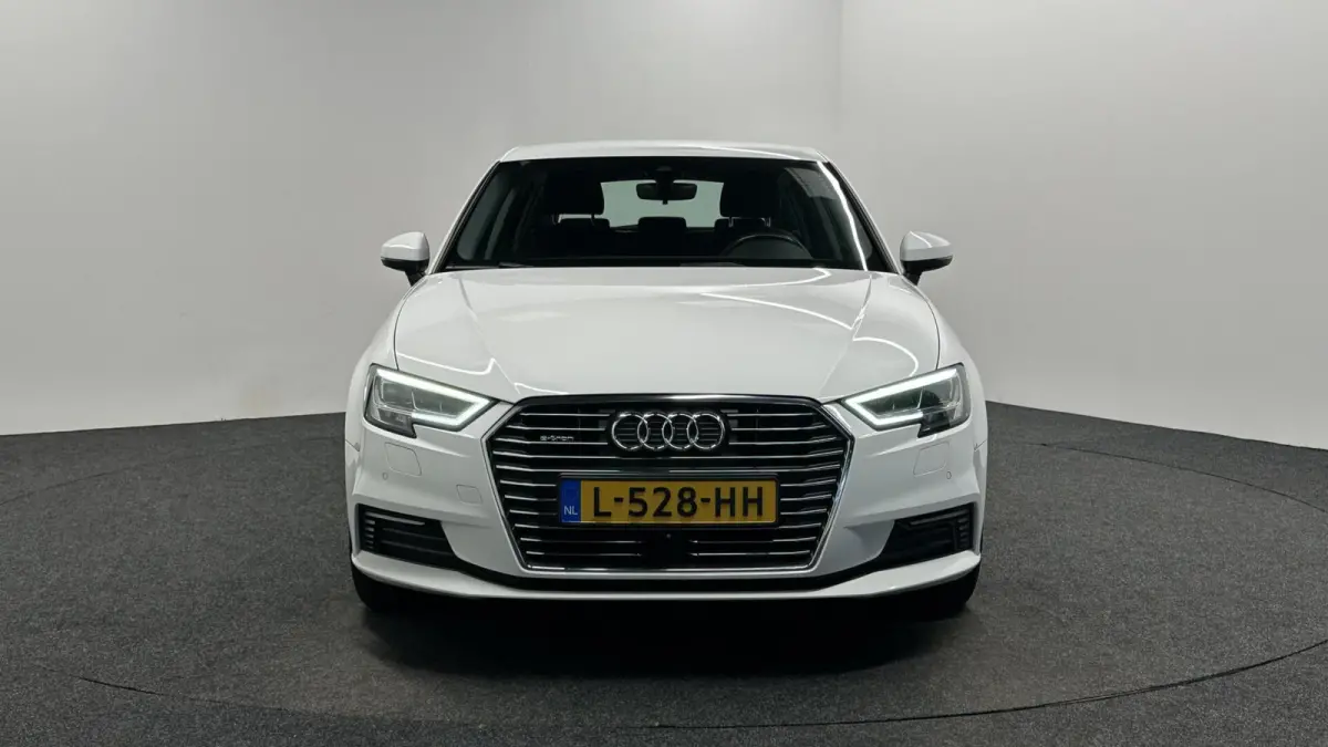 1.4 e-tron NAVI TREKHAAK ECC CRUISE LM 96000 KM.