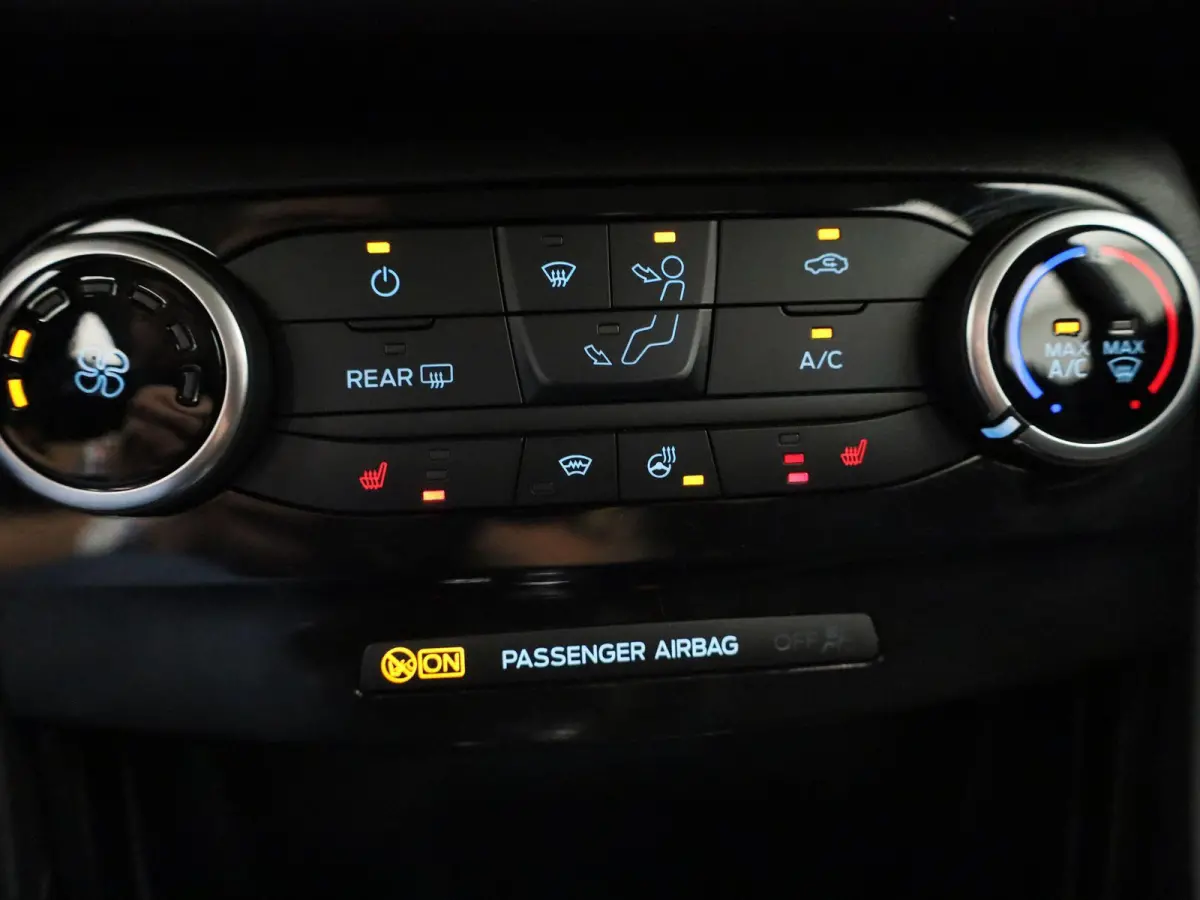 1.0 EcoBoost Titanium | Navigatie | Stoel/Stuur verwarming | Climate control | Bluetooth | DAB | Cruise Control | Airco | Parkeersensoren | Lichtmetalen Velgen |