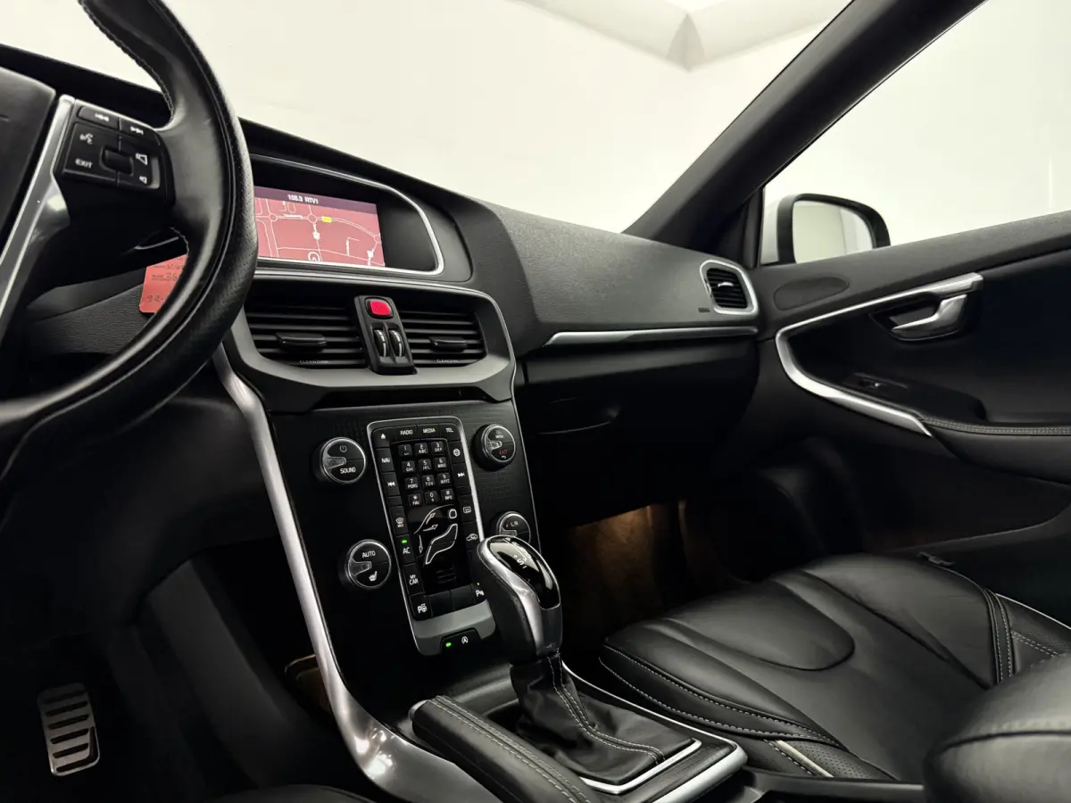 2.0 T4 Business Sport R-Design 191PK | Pano | Virtual | Camera | Cruise | Navi | Clima | LED | Parkeersens.