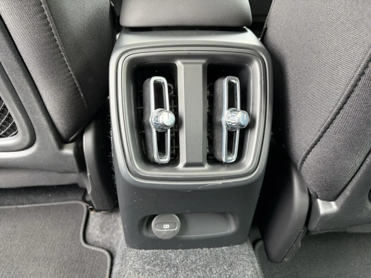 Recharge Core 69 kWh VAN:31.900,- VOOR:29.770,- UW HERFSTVOORDEEL:2.130,-| SOH 96% | Panorama 26.000 KM  | Stoel- & Stuurverwarming | Achteruitrijcamera | Volvo Dealer Onderhouden | All-in i