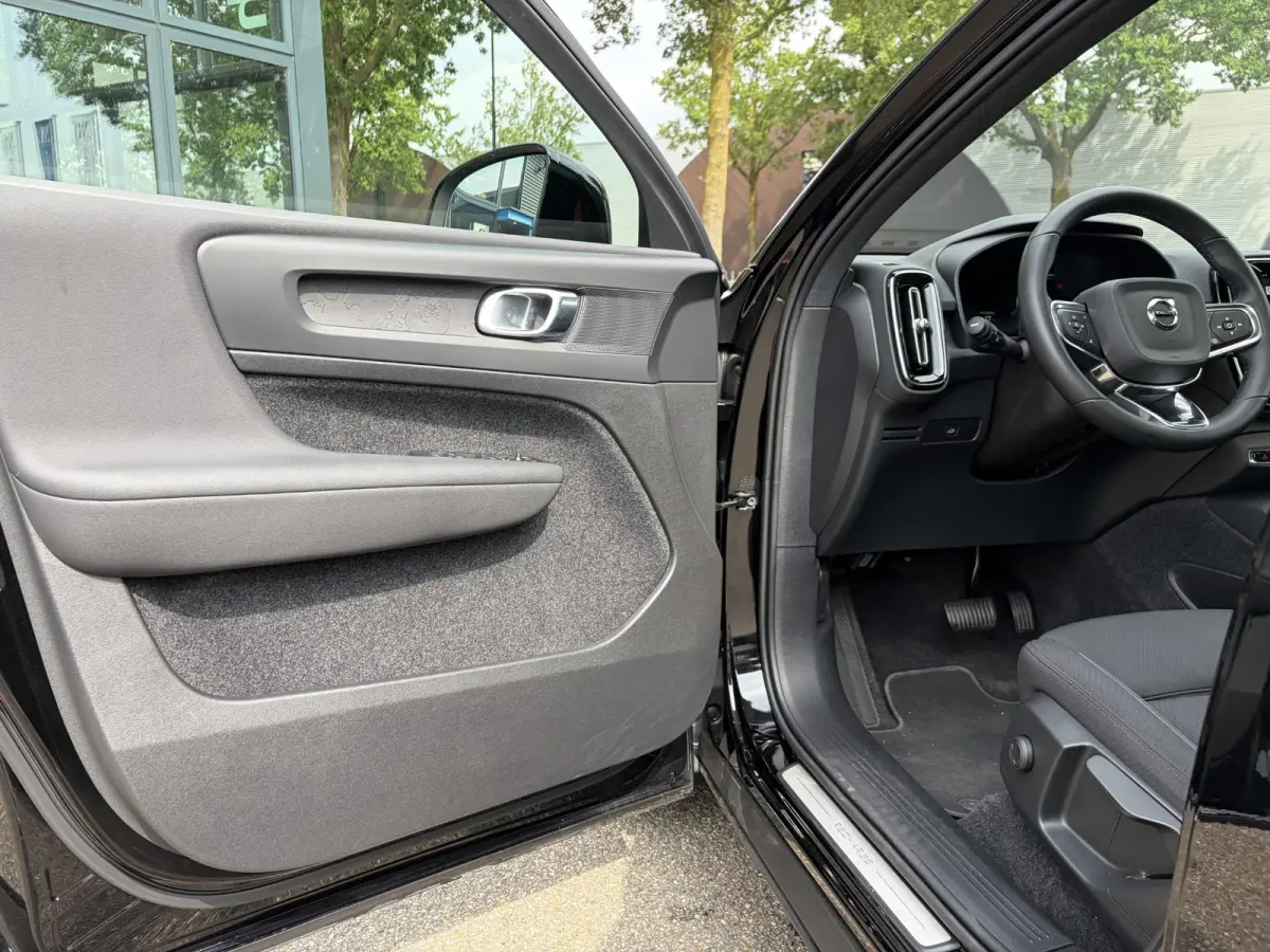 Recharge Core 69 kWh VAN:31.900,- VOOR:29.770,- UW HERFSTVOORDEEL:2.130,-| SOH 96% | Panorama 26.000 KM  | Stoel- & Stuurverwarming | Achteruitrijcamera | Volvo Dealer Onderhouden | All-in i