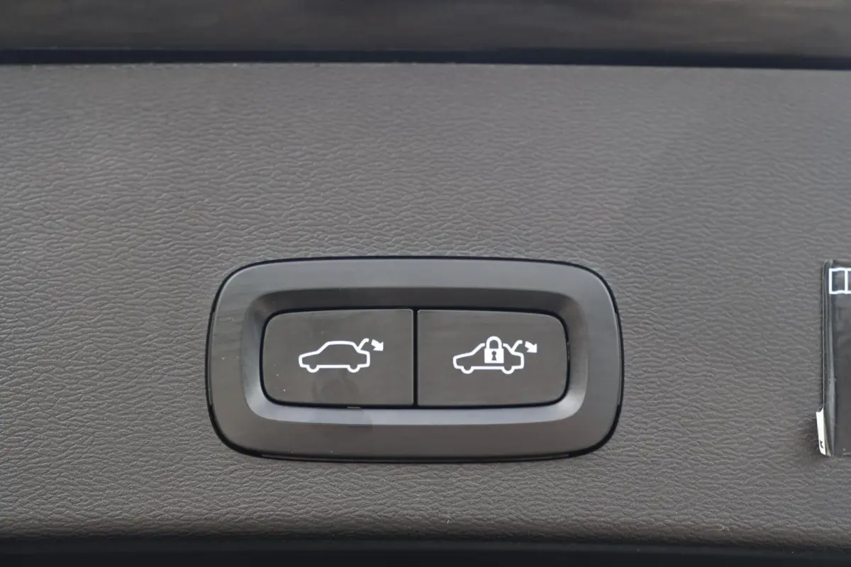 T4 R-Design | Stoelverwarming | Parkeercamera | Panoramadak | H/K | Glossy Black | Keyless