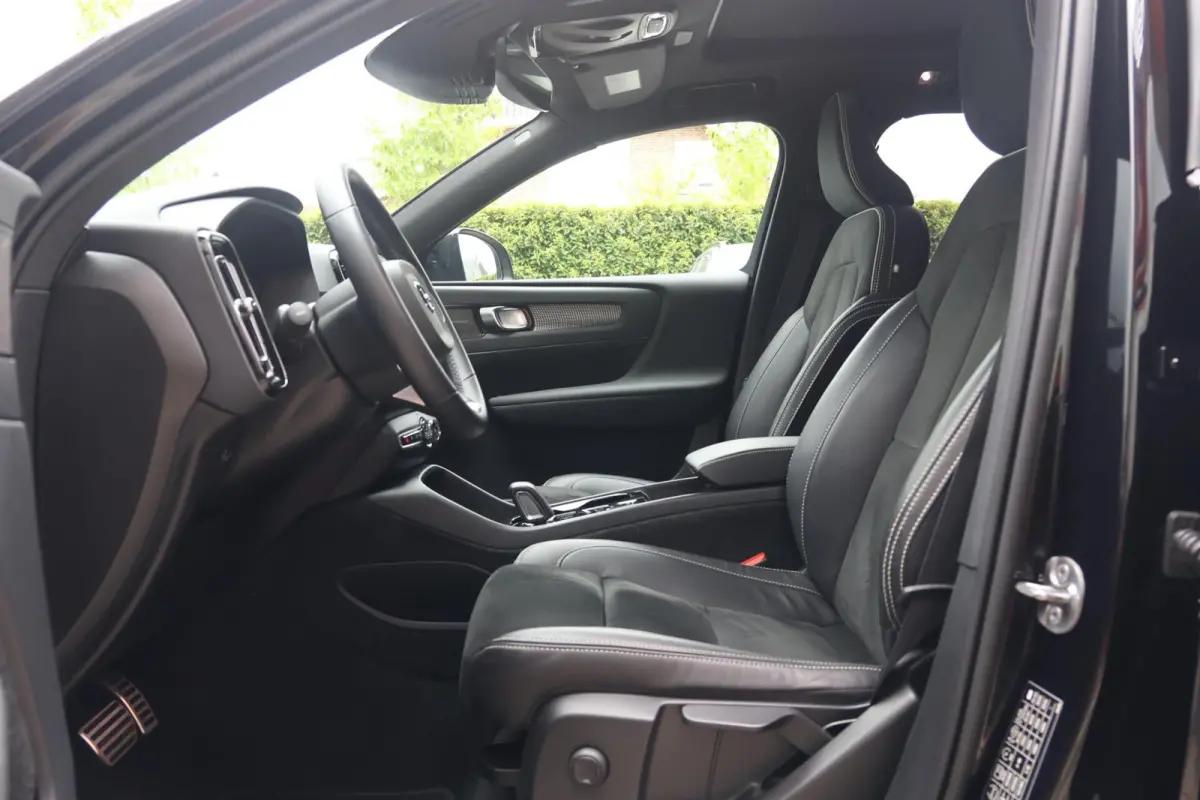 T4 R-Design | Stoelverwarming | Parkeercamera | Panoramadak | H/K | Glossy Black | Keyless