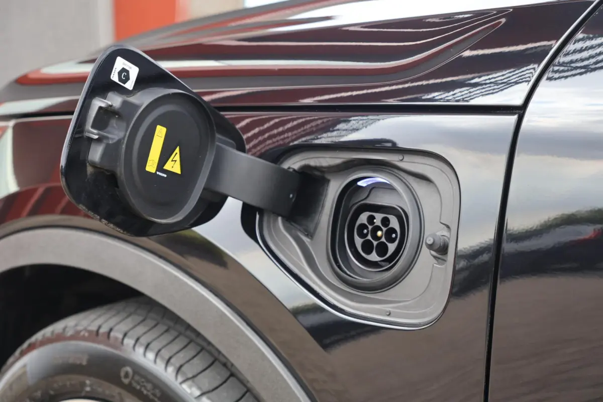 T4 R-Design | Stoelverwarming | Parkeercamera | Panoramadak | H/K | Glossy Black | Keyless