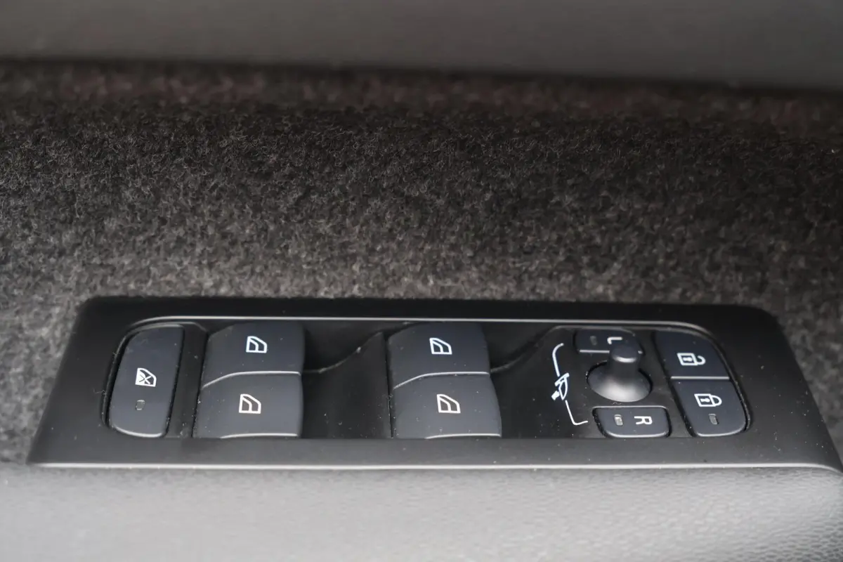 T4 R-Design | Stoelverwarming | Parkeercamera | Panoramadak | H/K | Glossy Black | Keyless