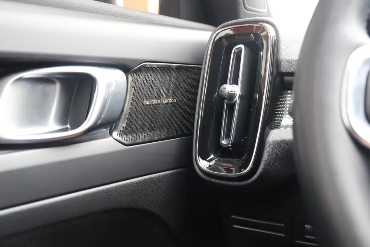 T4 R-Design | Stoelverwarming | Parkeercamera | Panoramadak | H/K | Glossy Black | Keyless