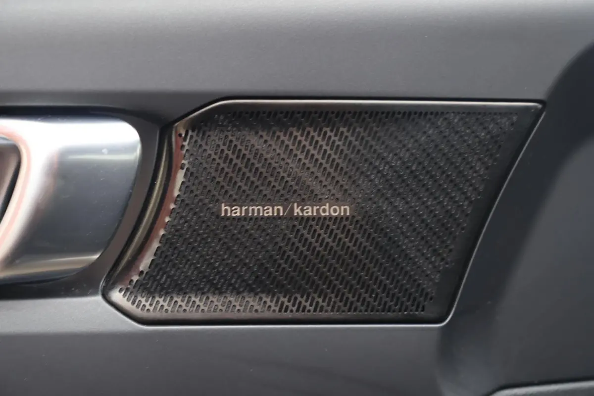 T4 R-Design | Stoelverwarming | Parkeercamera | Panoramadak | H/K | Glossy Black | Keyless