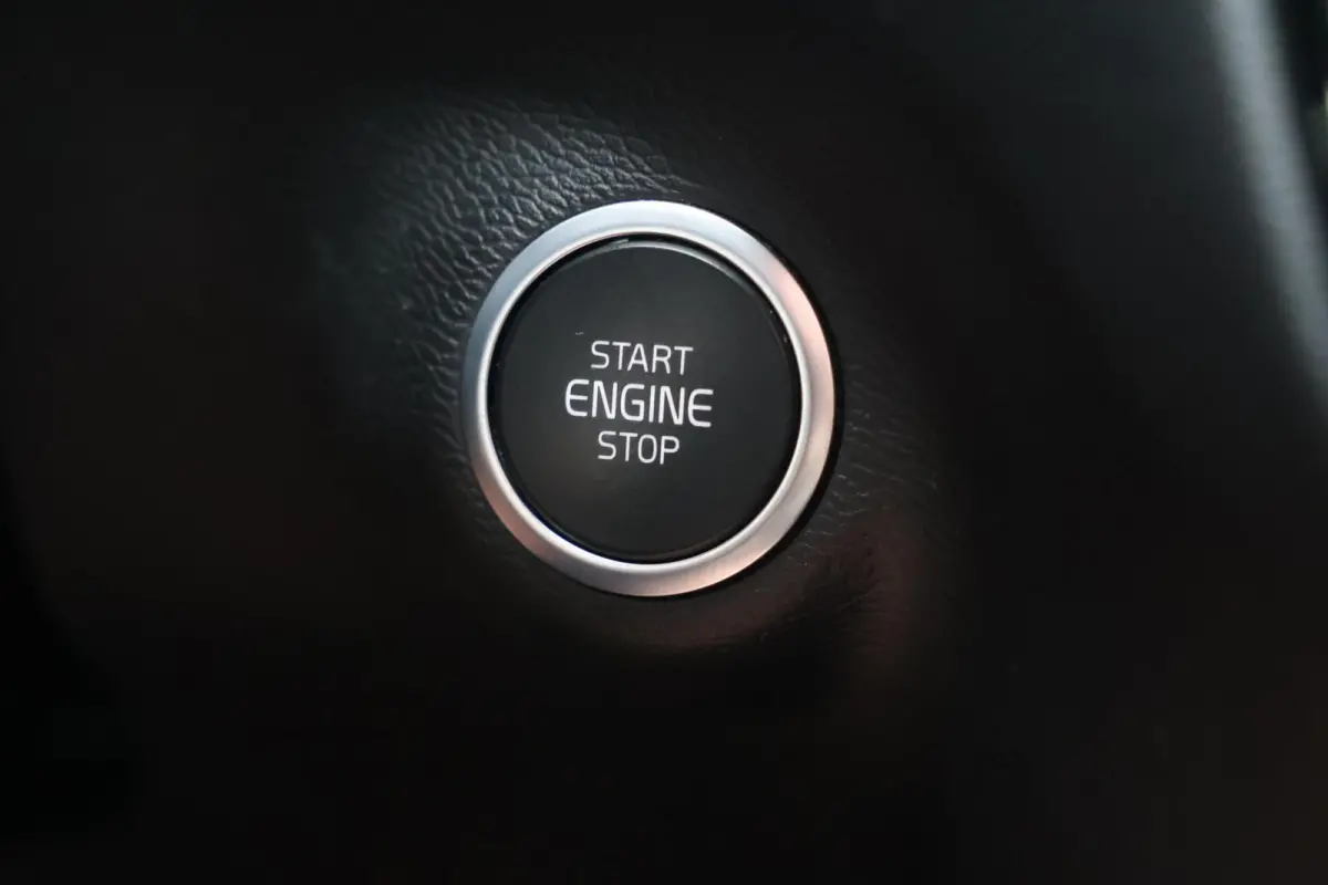 T4 R-Design | Stoelverwarming | Parkeercamera | Panoramadak | H/K | Glossy Black | Keyless