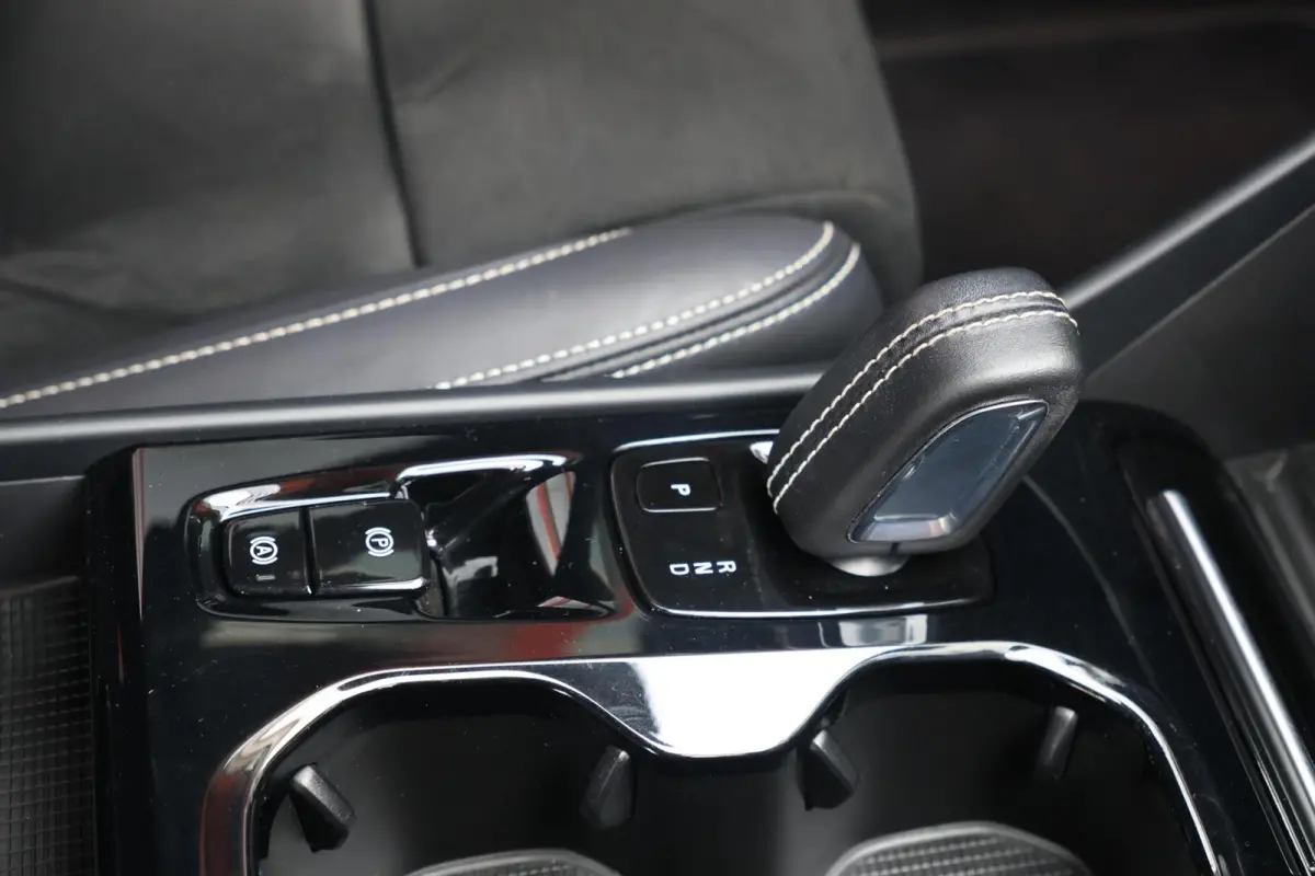 T4 R-Design | Stoelverwarming | Parkeercamera | Panoramadak | H/K | Glossy Black | Keyless