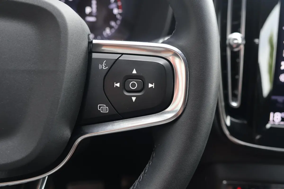 T4 R-Design | Stoelverwarming | Parkeercamera | Panoramadak | H/K | Glossy Black | Keyless