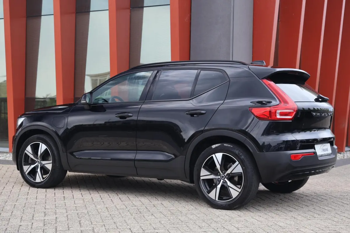 T4 R-Design | Stoelverwarming | Parkeercamera | Panoramadak | H/K | Glossy Black | Keyless