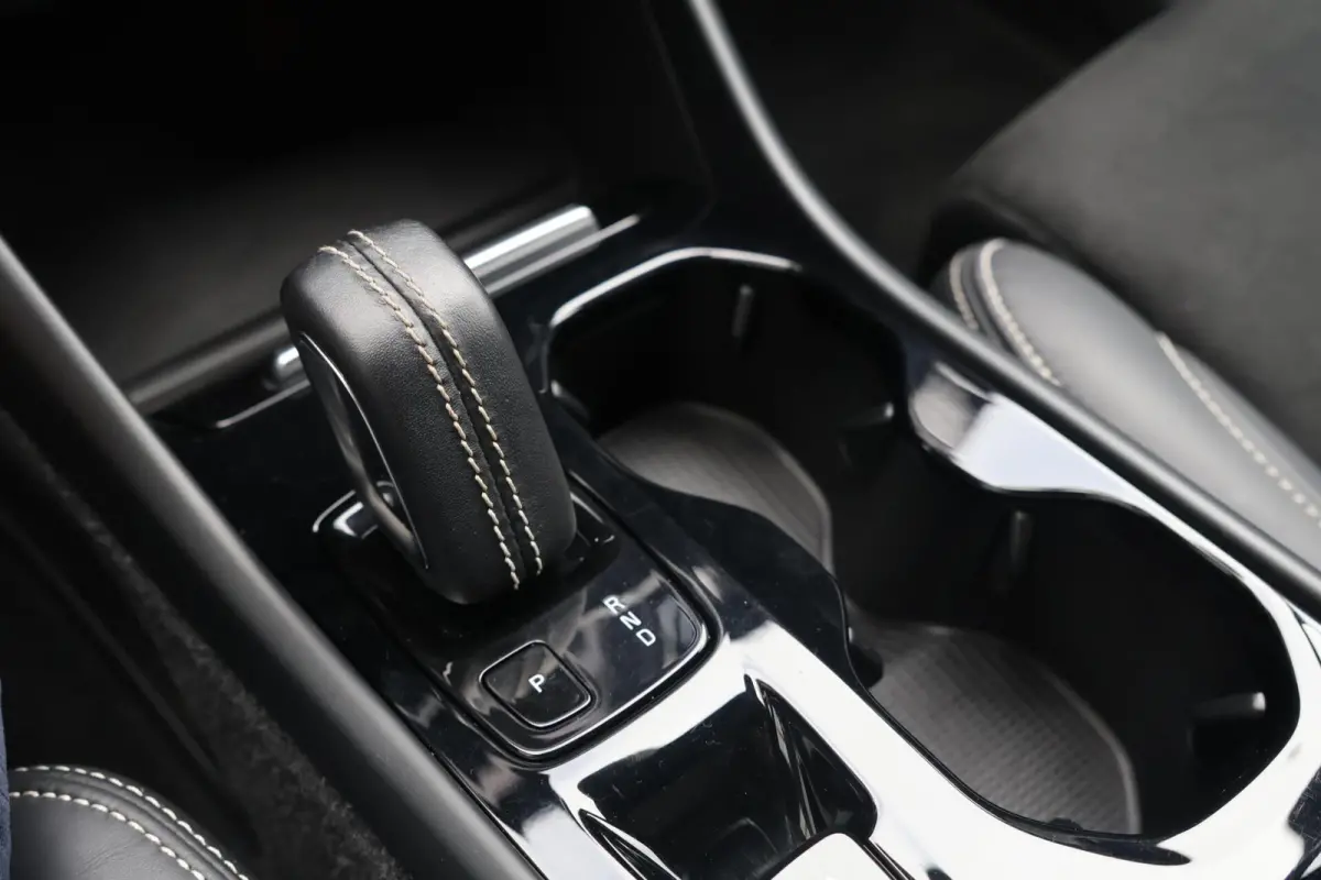 T4 R-Design | Stoelverwarming | Parkeercamera | Panoramadak | H/K | Glossy Black | Keyless
