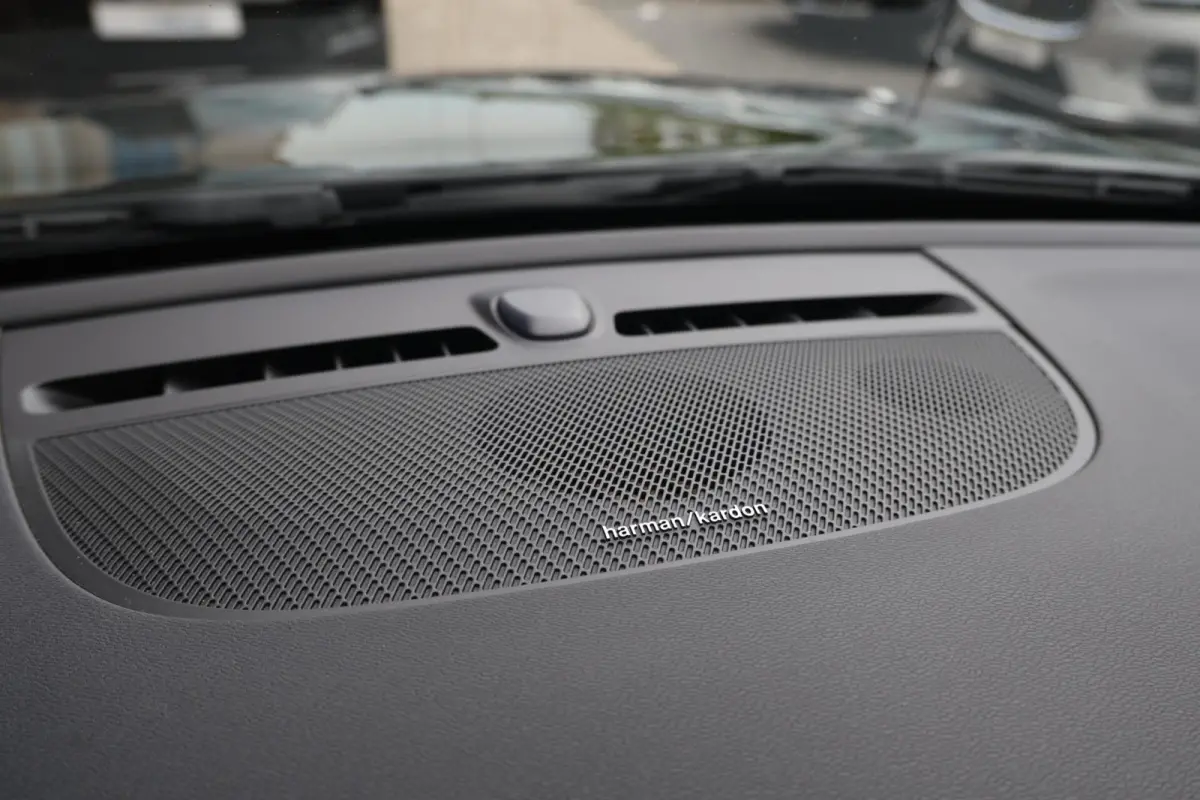 T4 R-Design | Stoelverwarming | Parkeercamera | Panoramadak | H/K | Glossy Black | Keyless