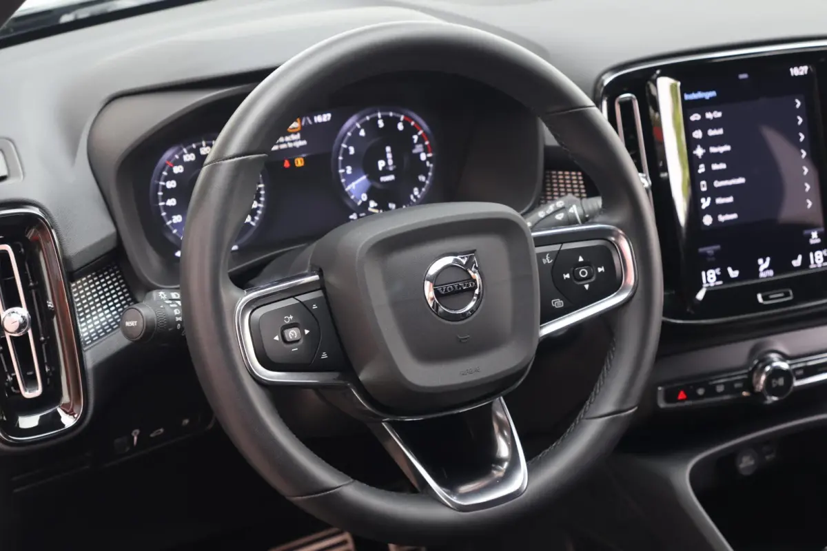 T4 R-Design | Stoelverwarming | Parkeercamera | Panoramadak | H/K | Glossy Black | Keyless