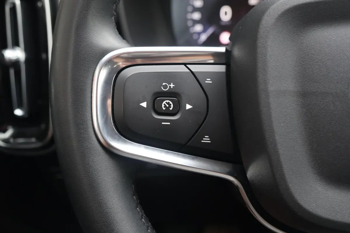 T4 R-Design | Stoelverwarming | Parkeercamera | Panoramadak | H/K | Glossy Black | Keyless