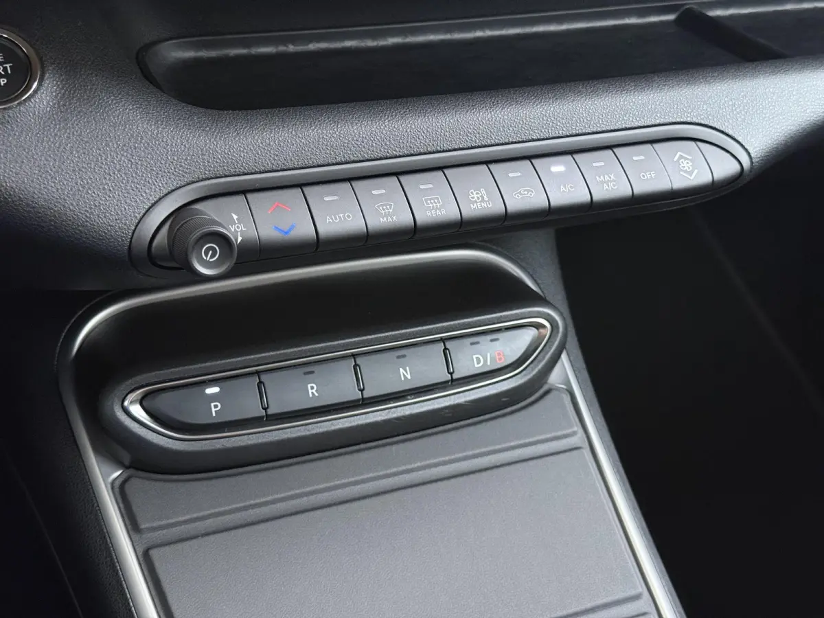Altitude 54 kWh | Climate Control | Elek. Kofferklep | Full Map Navigatie | Apple Carplay / Android Auto | Camera | Parkeersensoren