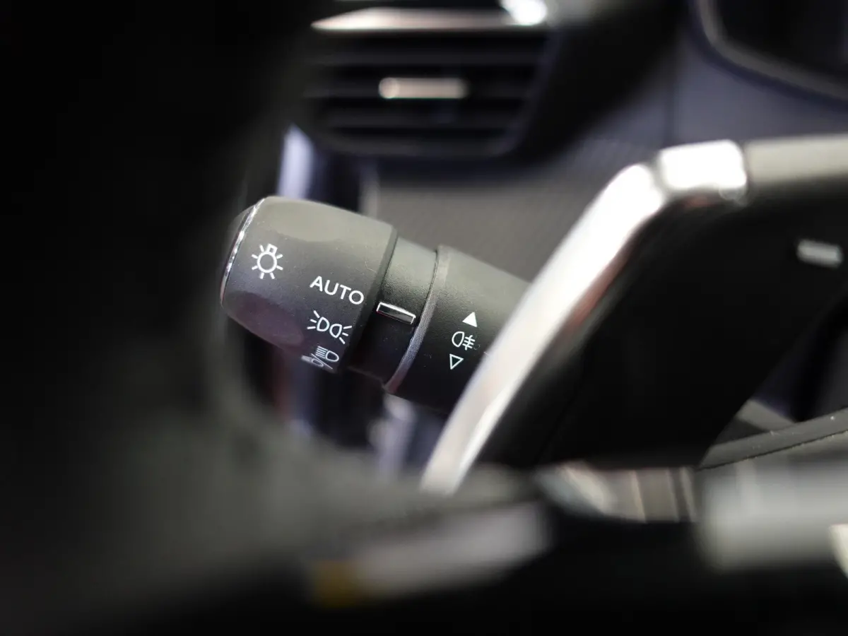 1.2 PureTech 130pk Automaat Allure | Navigatie | Apple Carplay/Android Auto | 360 camera | Parkeersensoren | Blind Spot Assist | Adaptive Cruise Control | Stoelverwarming | Getinte ramen | C