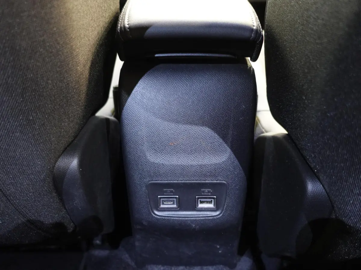 1.2 PureTech 130pk Automaat Allure | Navigatie | Apple Carplay/Android Auto | 360 camera | Parkeersensoren | Blind Spot Assist | Adaptive Cruise Control | Stoelverwarming | Getinte ramen | C