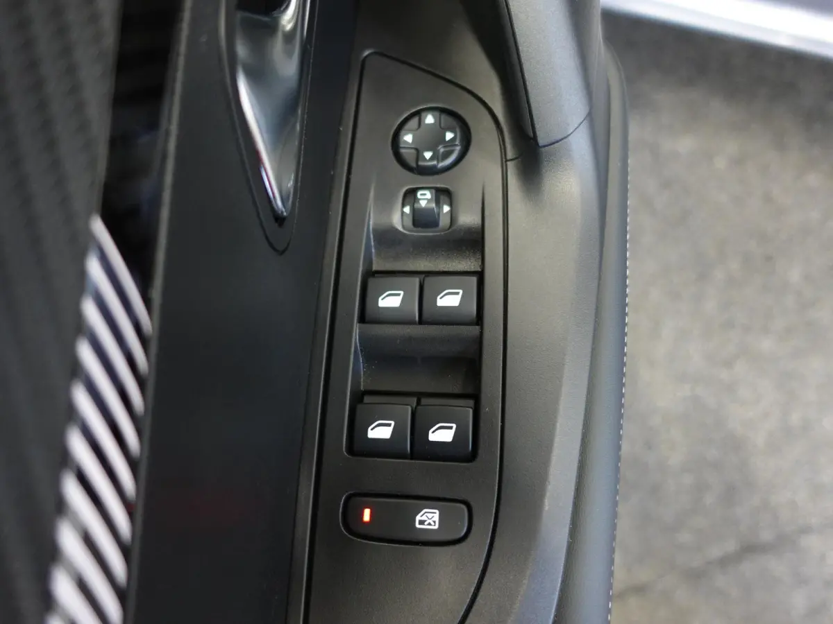 1.2 PureTech 130pk Automaat Allure | Navigatie | Apple Carplay/Android Auto | 360 camera | Parkeersensoren | Blind Spot Assist | Adaptive Cruise Control | Stoelverwarming | Getinte ramen | C
