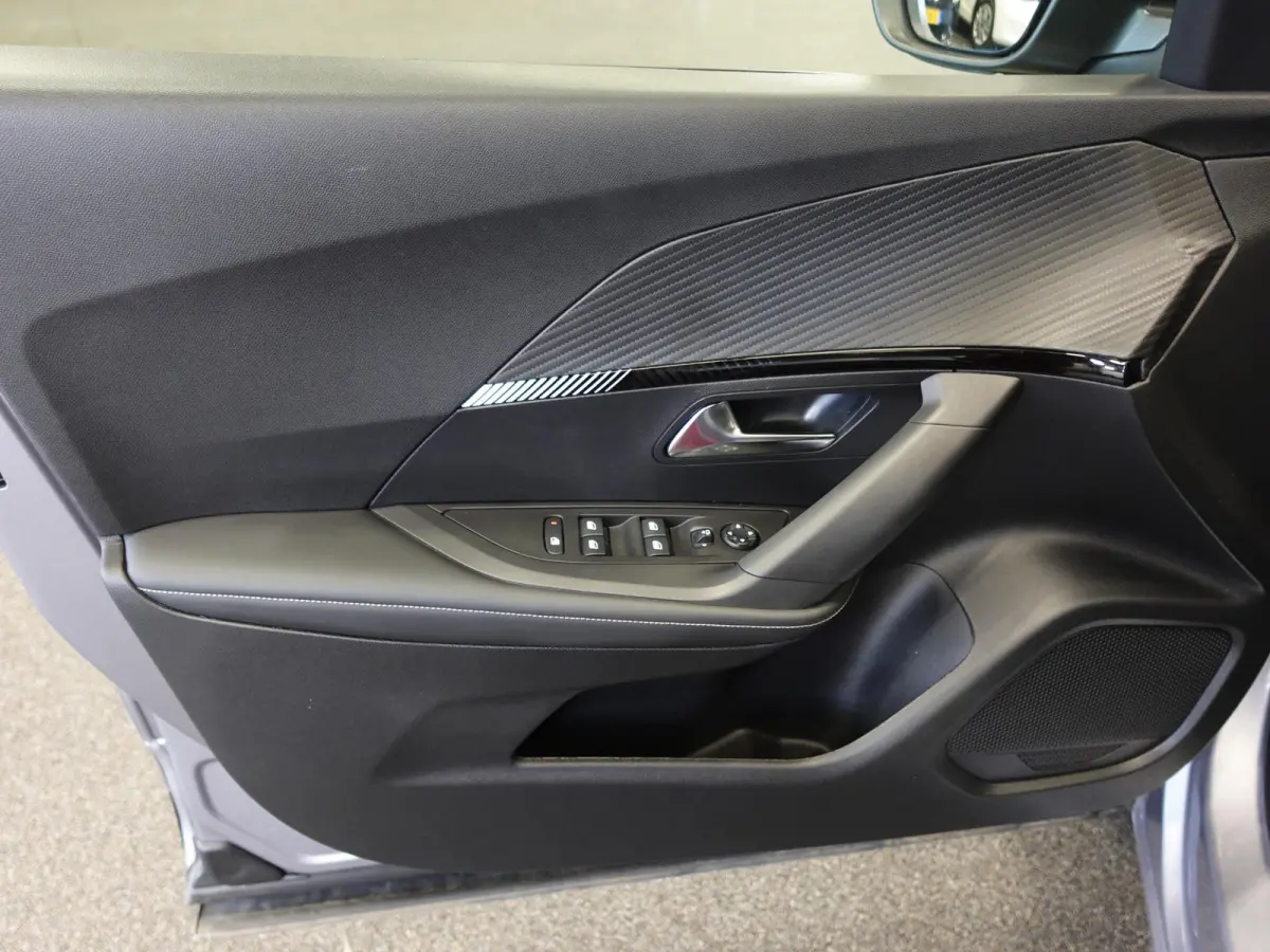 1.2 PureTech 130pk Automaat Allure | Navigatie | Apple Carplay/Android Auto | 360 camera | Parkeersensoren | Blind Spot Assist | Adaptive Cruise Control | Stoelverwarming | Getinte ramen | C