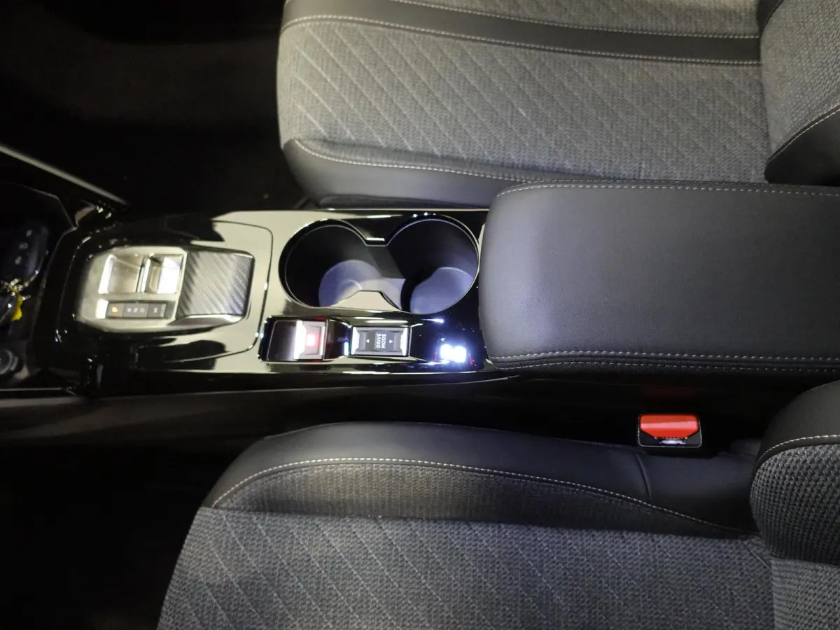 1.2 PureTech 130pk Automaat Allure | Navigatie | Apple Carplay/Android Auto | 360 camera | Parkeersensoren | Blind Spot Assist | Adaptive Cruise Control | Stoelverwarming | Getinte ramen | C