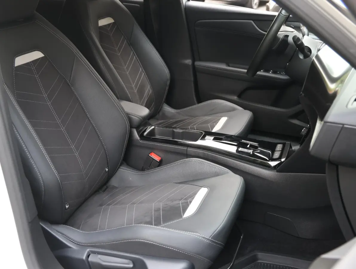 1.2 130pk Automaat Ultimate | Stoelen met alcantara bekleding en massage functie | Verwarmde stoelen en stuur | Camera
