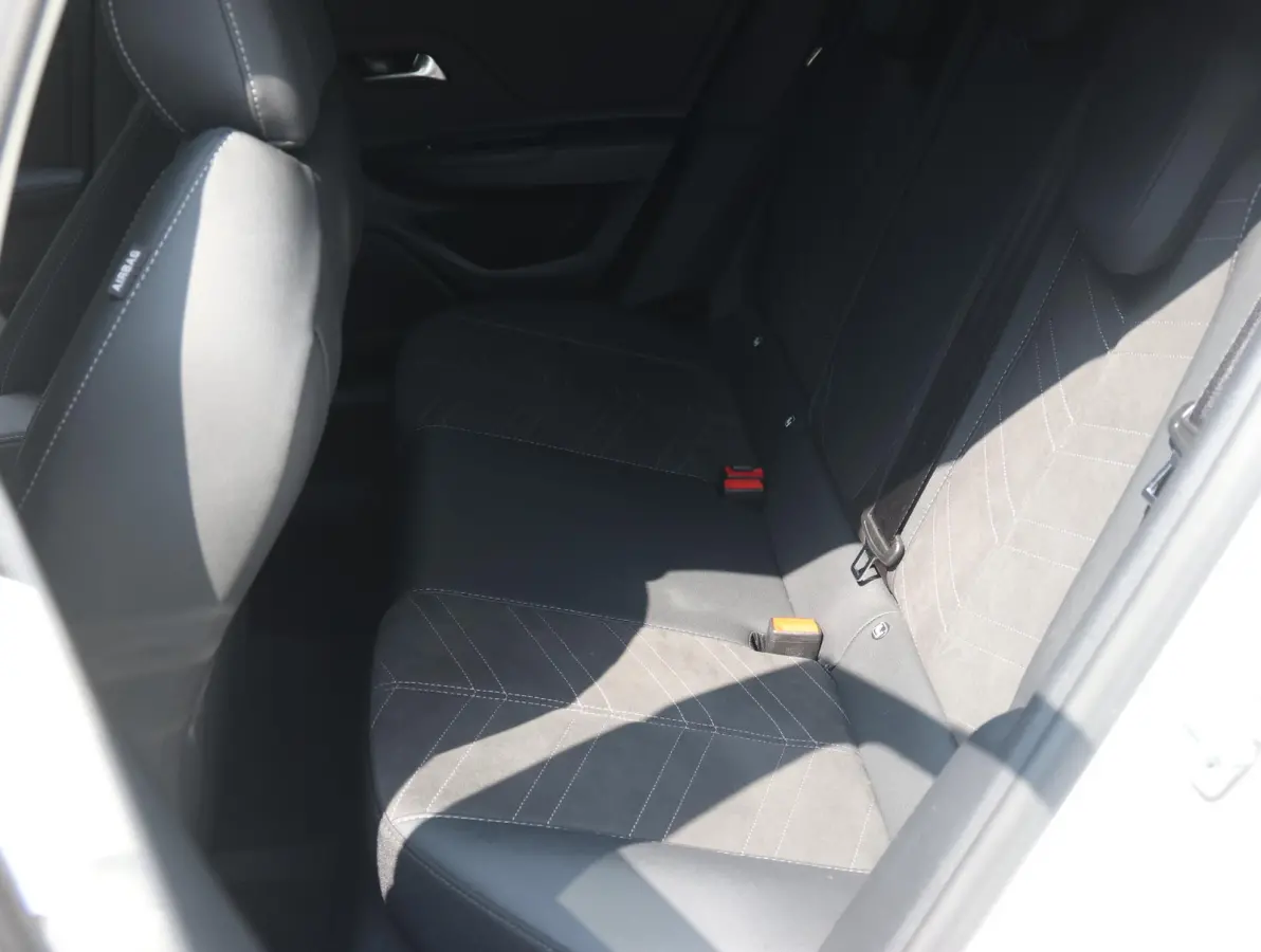 1.2 130pk Automaat Ultimate | Stoelen met alcantara bekleding en massage functie | Verwarmde stoelen en stuur | Camera