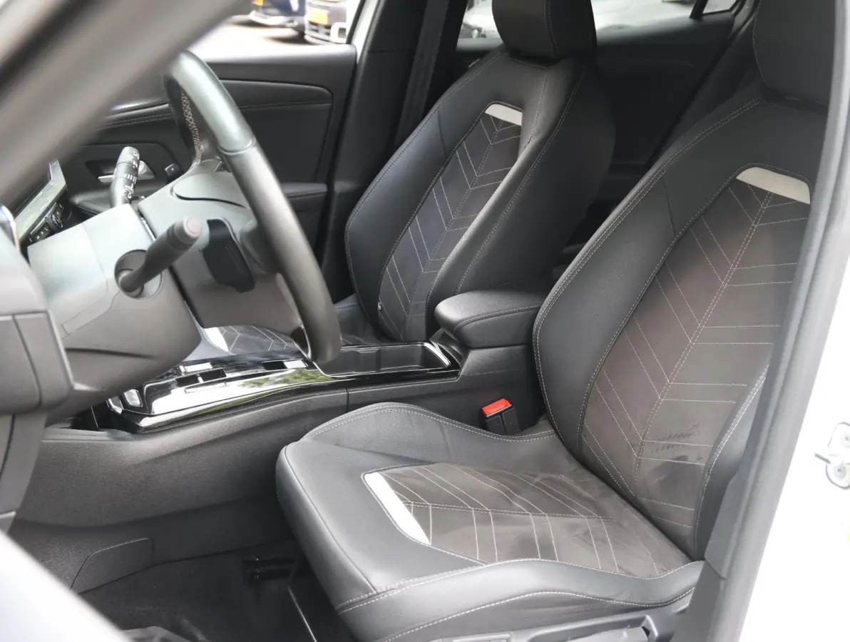 1.2 130pk Automaat Ultimate | Stoelen met alcantara bekleding en massage functie | Verwarmde stoelen en stuur | Camera